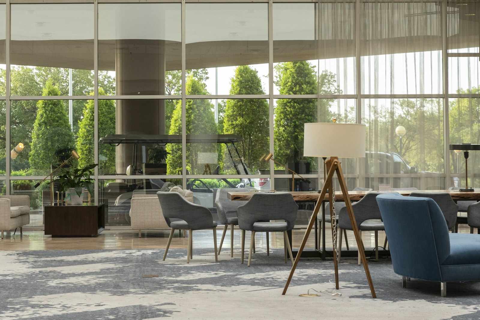 Bright lounge with a garden view